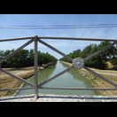 Es sieht aus, als wenn die Brücke über den Kanal und das Geländer noch aus der Errichtungszeit des Kanals stammen